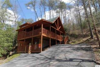 2718 Easy St, Pigeon Forge, TN 37862-7529