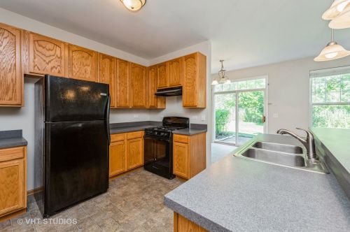1531 Glacier Trl, Carpentersville, IL 60110-1200
