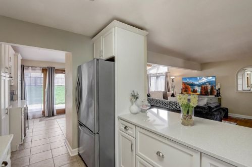 413 Indianwood Dr, Carol Stream IL  60188-1561 exterior