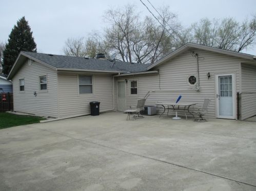 334 Shawnee Dr, Carol Stream IL  60188-1962 exterior