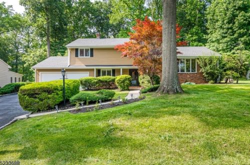 15 Huntington Rd, Edison, NJ 08820-3110