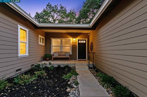 1790 Ruth Dr, Concord CA  94523-2942 exterior