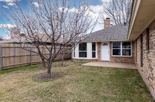 7621 Pear Tree Ln, Fort Worth TX  76133-7462 exterior