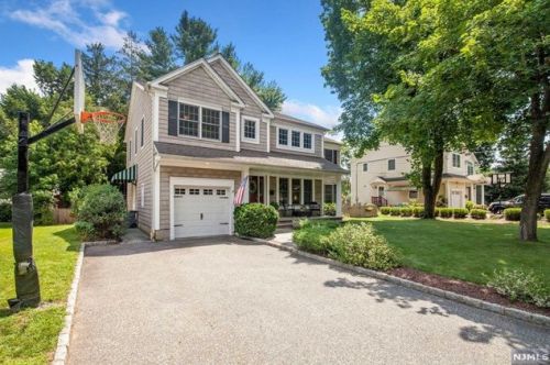 24 Holly Ln, Cresskill, NJ 07626-1110