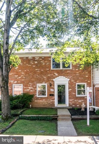 208 Shenandoah St, Leesburg, VA 20175-4013