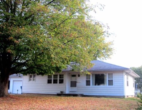 130 10th St, Brownsville, IL 62821-1310