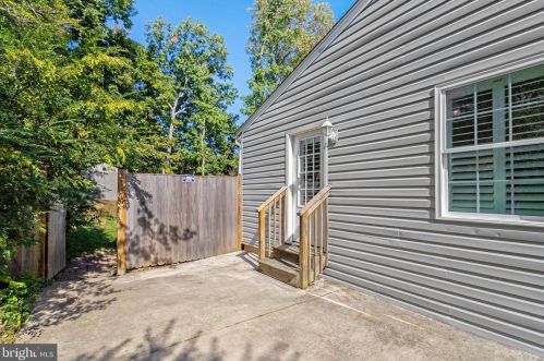 6808 Houndmaster Rd, Springfield VA  22152-2715 exterior