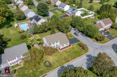 1827 Krystle Dr, Lancaster PA  17602-4149 exterior