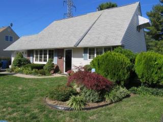 133 Kenwood Dr, Levittown PA  19055-2405 exterior