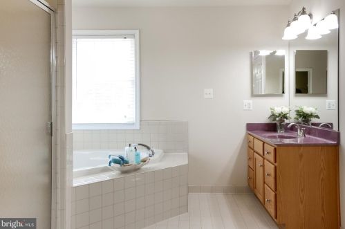 7337 Hooes Rd, Springfield VA  22152-3704 exterior