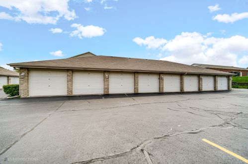 6840 Ridge Point Dr, Oak Forest IL  60452-1472 exterior