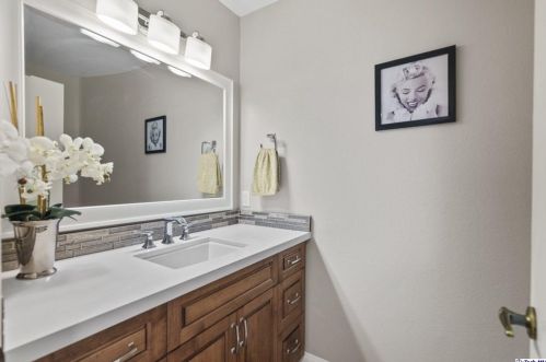 2520 Flintridge Dr, Glendale CA  91206-1033 exterior