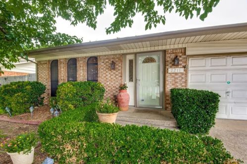 2211 Benbrook Dr, Carrollton, TX 75007-5704