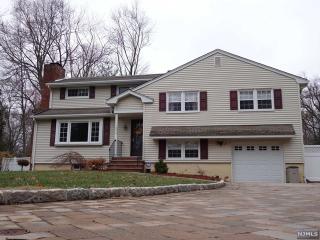 239 Cottage Rd, Wyckoff, NJ 07481-2508