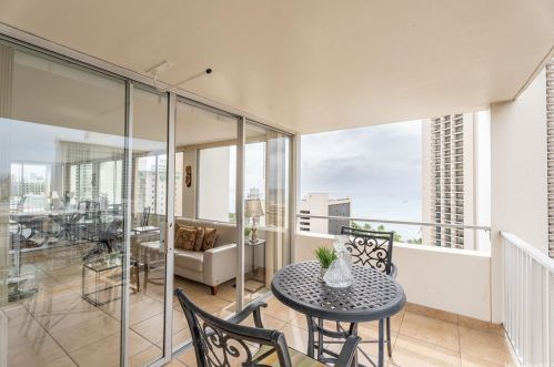 2427 Kuhio Ave, Honolulu HI  96815-3301 exterior