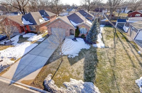 16812 Riverside Dr, Tinley Park, IL 60477-2886