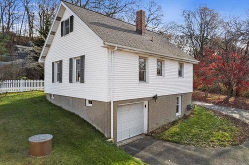 72 Flanders Rd, Niantic CT  06357-1525 exterior