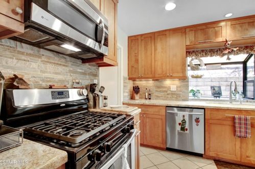 2548 Hawk St, Simi Valley CA 93065-2365 exterior