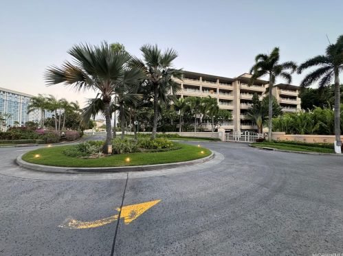 1 Keahole Pl, Honolulu HI  96825-3401 exterior