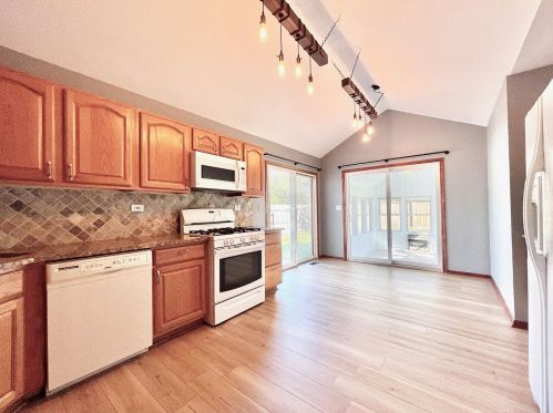407 Badger Ln, Oswego, IL 60543-7108