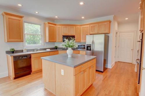 305 Hunting View Ct, Atlanta GA  30328-2779 exterior
