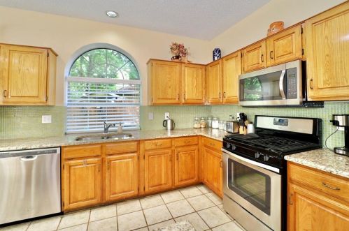 2422 Whispering Cv Cir, Garland TX exterior