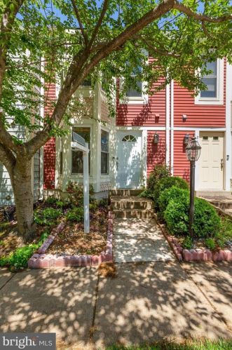 2120 Whisperwood Glen Ln, Herndon VA  20191-4142 exterior