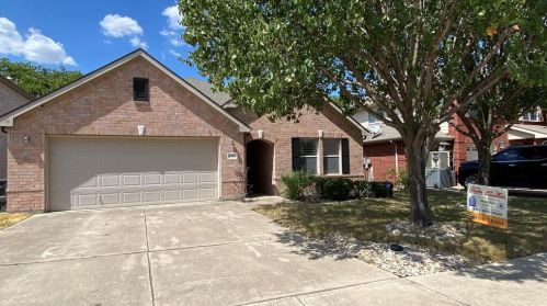 6933 Sylvan Meadows Dr, Fort Worth TX  76120-1379 exterior