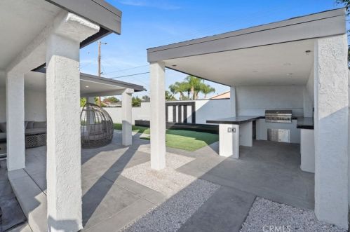 300 Brookhurst St, Anaheim CA  92801-5608 exterior