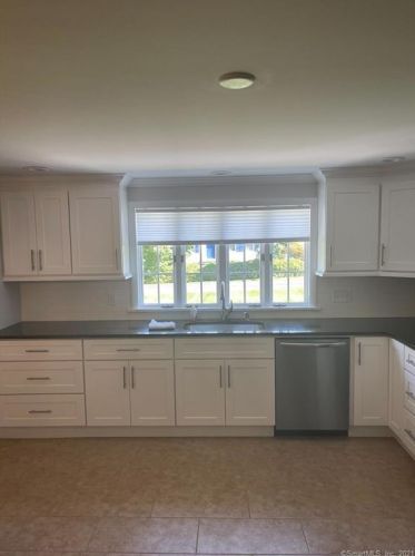 14 Hilltop Dr, Huntington CT  06484-2127 exterior