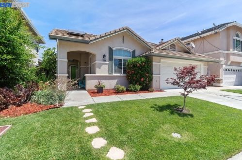 1569 Cherry Blossom Ln, Tracy, CA 95377-8813