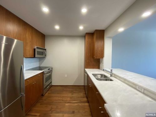 3108 City Pl, Edgewater NJ  07020-3148 exterior