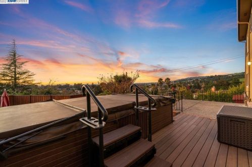 1301 Juana Ave, San Leandro CA  94577-5044 exterior