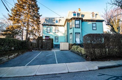 21 School St, Middletown, RI 02840-3125