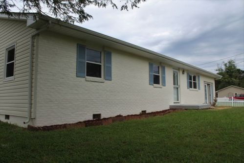 906 Dayton Dr, Seymour, TN 37865-3443