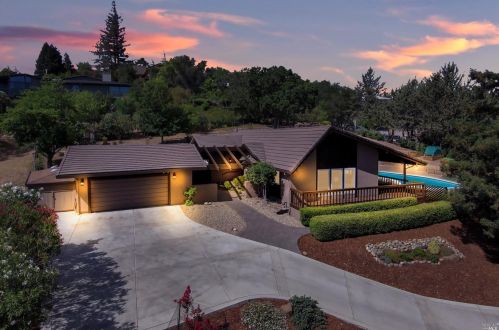 155 Foothill Dr, Vacaville, CA 95688-3553