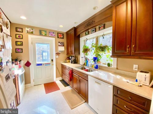 17 Cornwall Ave, Trenton, NJ 08618-3317