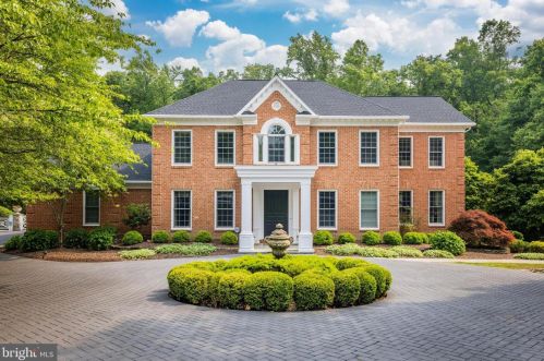 11925 Thomas Ave, Great Falls, VA 22066-1005