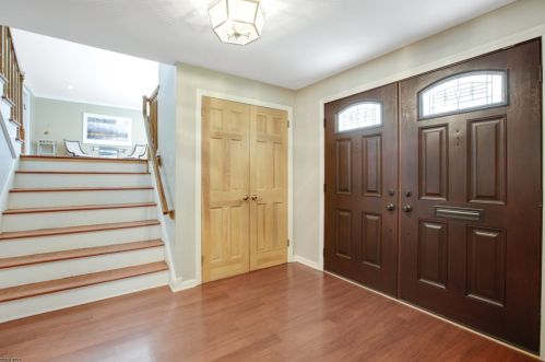 7 Lakeview Dr, Town Center, NJ 07052-2016