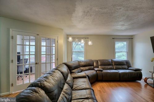 2221 Buttonwood Cir, Harrisburg, PA 17110-9205