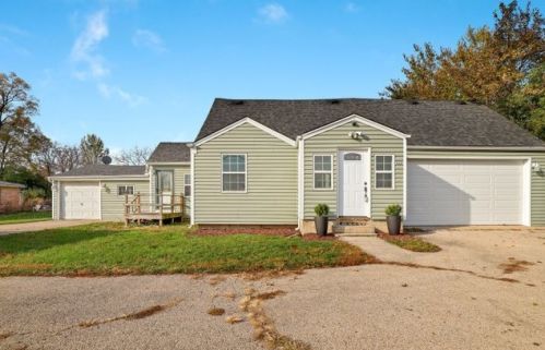 122 Villa Ave, Addison, IL 60101-3922