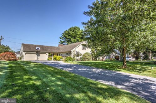 1220 Country Club Dr, Lancaster, PA 17601-5208