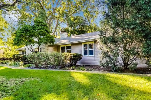 101 Briarwood Ln, Palatine, IL 60067-7501