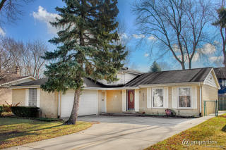 3417 Maple Leaf Dr, Glenview IL  60026-1133 exterior