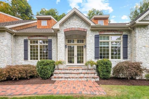 410 Charcoal Ave, Waterbury, CT 06762-1907