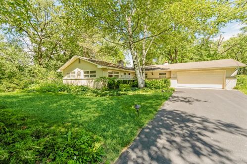 600 Woodland Dr, Bull Valley, IL 60014-5215