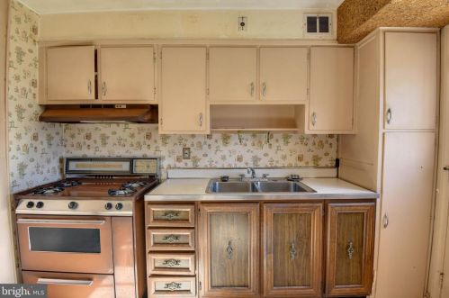 1906 August Dr, Silver Spring MD 20902-4034 exterior