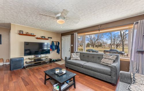 16 Wisconsin Ave, Addison, IL 60101-3830