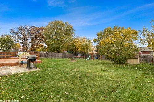 850 Plymouth Ln, Island Lake, IL 60042-9759