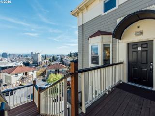 325 Uptown Ter, Portland, OR 97210-5554